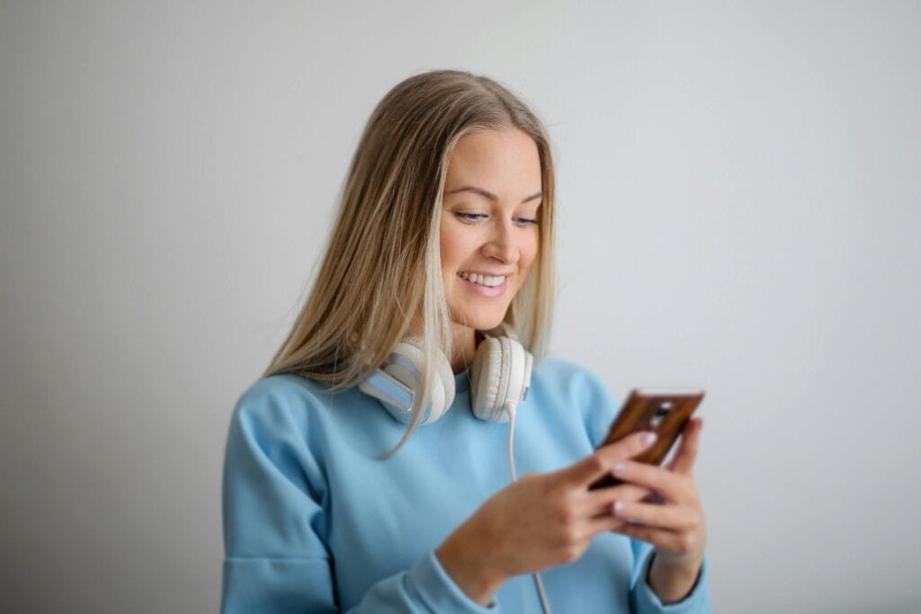 A Marketer's Guide to Social Media Advantages and Disadvantages 1 Social Media Advantages and Disadvantages