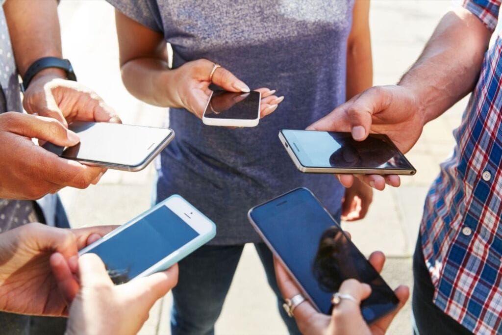 A Marketer's Guide to Social Media Advantages and Disadvantages 5 Social